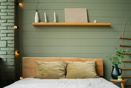 Jak optymalnie wykorzystać przestrzeń w sypialni dzięki meblom z dodatkowym miejscem do przechowywania