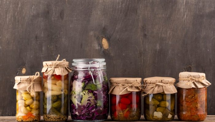 Odkrywając tajniki fermentacji: zdrowe i smaczne przetwory na każdą porę roku